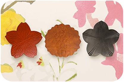 鎌倉彫で作ったオチビサンの花の豆皿